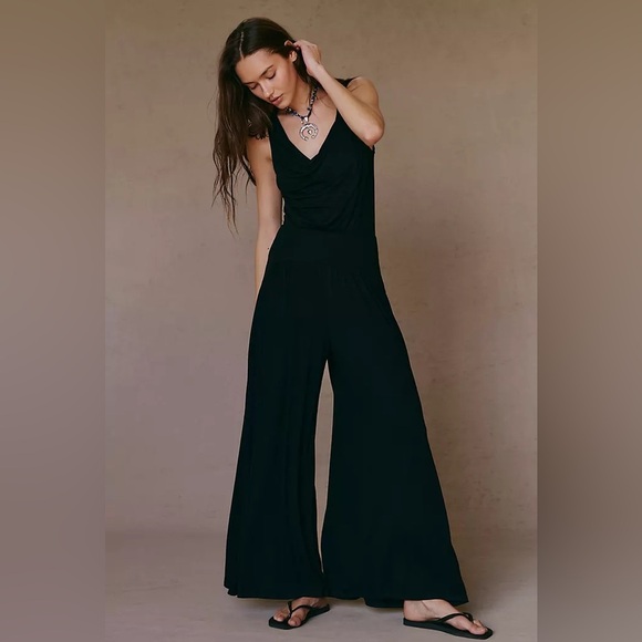 Free People Beach Black Wide Leg Cowl Neck Halter Jumpsuit Size XS EUC - Picture 1 of 6